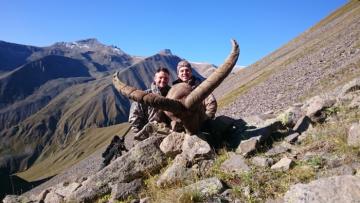 Hunt huge mid Caucasian tur