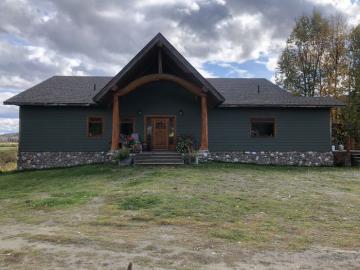 Front of Canadian Lynx Lodge