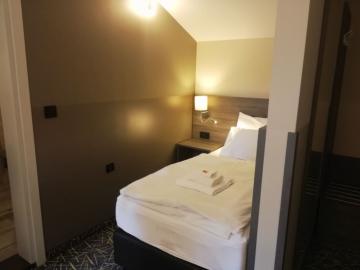 Brown Bear Hunt Lodge Bedroom